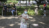 Meski kembali dibuka, pengunjung diwajibkan untuk tetap menerapkan protokol kesehatan saat berkunjung ke taman yang ada di kawasan ibu kota Jakarta.
