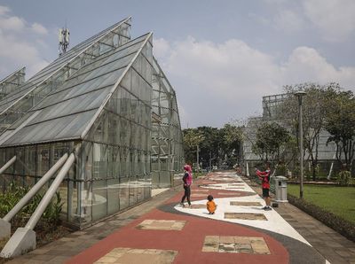 Kembali Dibuka, Begini Suasana di Taman Jakarta Saat Akhir Pekan