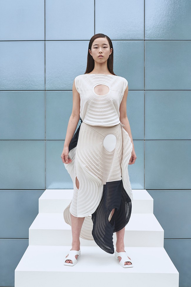 Fashion show terbaru Issey Miyake menampilkan koleksi Spring/Summer 2022. Foto: dok. Issey Miyake.