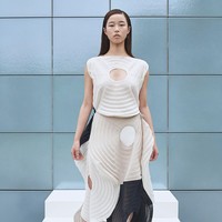 Fashion show terbaru Issey Miyake menampilkan koleksi Spring/Summer 2022. Foto: dok. Issey Miyake.