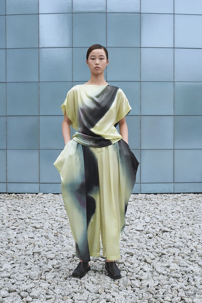 Fashion show terbaru Issey Miyake menampilkan koleksi Spring/Summer 2022. Foto: dok. Issey Miyake.