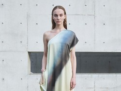 10 Koleksi Busana Issey Miyake Spring/Summer 2022