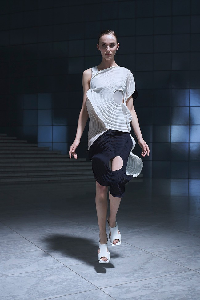 Fashion show terbaru Issey Miyake menampilkan koleksi Spring/Summer 2022. Foto: dok. Issey Miyake.