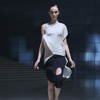 Fashion show terbaru Issey Miyake menampilkan koleksi Spring/Summer 2022. Foto: dok. Issey Miyake.