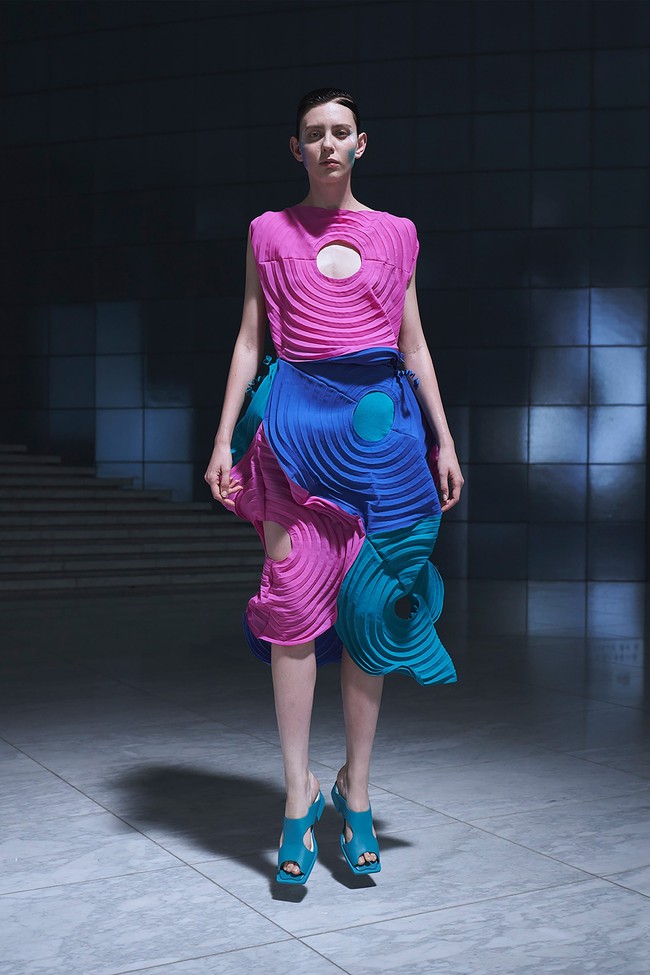 Fashion show terbaru Issey Miyake menampilkan koleksi Spring/Summer 2022. Foto: dok. Issey Miyake.