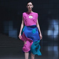 Fashion show terbaru Issey Miyake menampilkan koleksi Spring/Summer 2022. Foto: dok. Issey Miyake.
