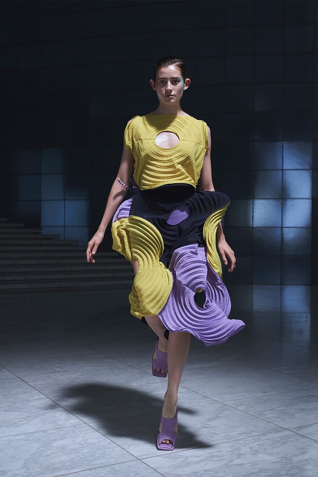 Fashion show terbaru Issey Miyake menampilkan koleksi Spring/Summer 2022. Foto: dok. Issey Miyake.