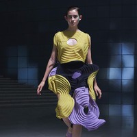 Fashion show terbaru Issey Miyake menampilkan koleksi Spring/Summer 2022. Foto: dok. Issey Miyake.