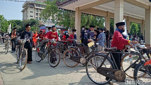 muri bersepeda pakai sarung dan kopiah