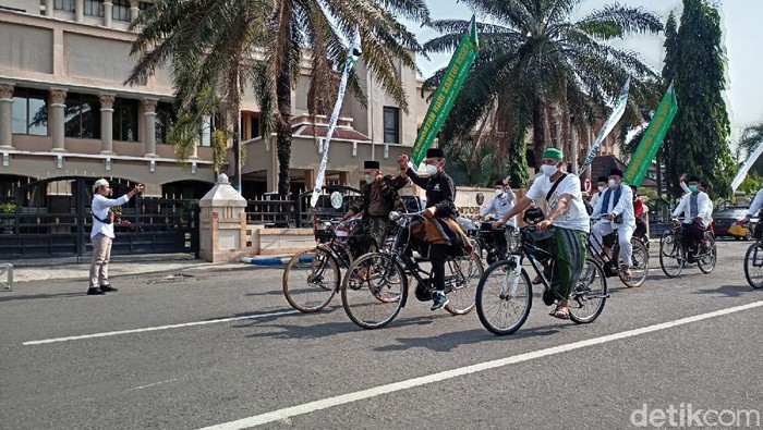 muri bersepeda pakai sarung dan kopiah