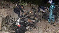Seperti diketahui, longsor yang terjadi di Kecamatan Sibolangit, Deli Serdang, Sumatera Utara (Sumut), menimpa satu unit mobil yang mengakibatkan tiga penumpangnya dilaporkan tewas. Kasat Lantas Polrestabes Medan, AKBP Sonny Siregar mengatakan peristiwa longsor itu tepatnya terjadi di Jl Jamin Ginting Km 36 Tikungan Tirtanadi Desa Sibolangit, Kecamatan Sibolangit, Deli Serdang, Sabtu (23/10) malam. Sonny menjelaskan saat itu melintas satu unit mobil jenis Xenia berpenumpang 5 orang di lokasi. Secara tiba-tiba, longsoran terjadi hingga materialnya menimpa mobil tersebut.