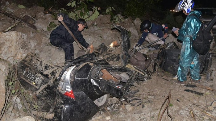 Longsor yang terjadi di Kecamatan Sibolangit, Sumut, menimpa mobil hingga ringsek. Tiga orang penumpang mobil dilaporkan tewas akibat longsor tersebut.