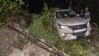 Petugas yang sedang bertugas di sekitar lokasi langsung melakukan pertolongan. Petugas bersama masyarakat mengevakuasi penumpang untuk dibawa ke Rumah Sakit.