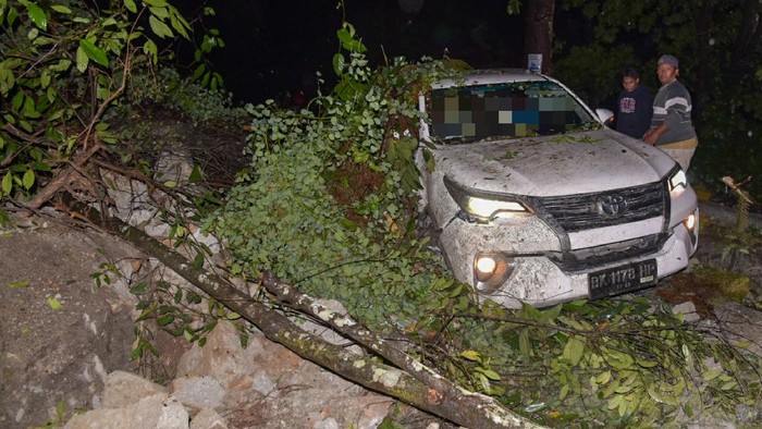 Longsor yang terjadi di Kecamatan Sibolangit, Sumut, menimpa mobil hingga ringsek. Tiga orang penumpang mobil dilaporkan tewas akibat longsor tersebut.