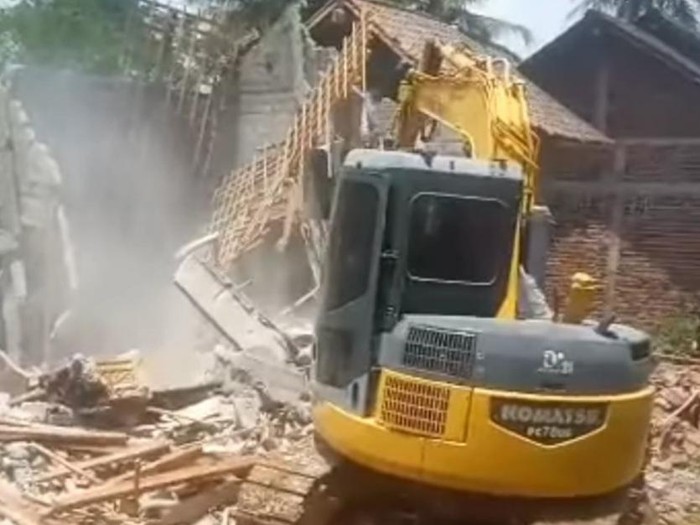 pembongkaran rumah di trenggalek