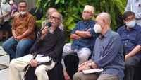 Ada juga Romo Mudji Sutrisno, Romo Sindhunata yang baru saja meresmikan Museum Anak Bajang, Sutanto Mendut sampai pelukis senior Djoko Pekik.  Foto: Eko Susanto/detikcom