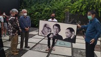 Selama 5 tahun belakangan, lukisan potret manusia, binatang maupun wayang adalah yang terpenting sepanjang kekaryaan Goenawan Mohamad.  Ini lukisan potret Goenawan Mohamad bersama dengan Ong Hoei Djin, dan Djoko Pekik. Foto: Eko Susanto/detikcom