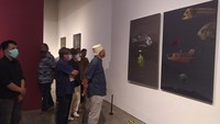 Gus Mus mengatakan karya-karya yang diciptakan oleh Goenawan Mohamad ini tak biasa. Lukisannya dianggap matang dan penuh dengan perenungan.  Foto: Eko Susanto/detikcom