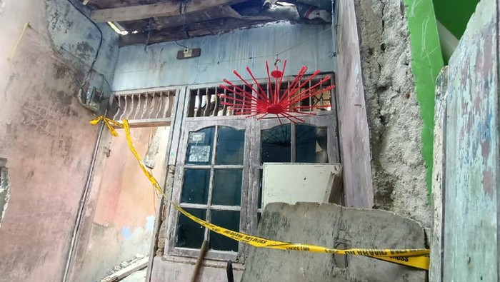 Penampakan rumah ambruk yang timbun ibu dan anak hingga tewas di Jakbar. Penampakan rumah ambruk yang timbun ibu dan anak hingga tewas di Jakbar.