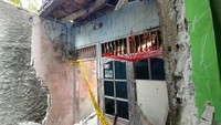 Foto: Petugas Damkar berusaha mencari tabung oksigen untuk membantu sang ibu bernafas. Karena lambatnya penanganan, nyawa sang ibu tidak tertolong. (Karin Nur Secha/detikcom)