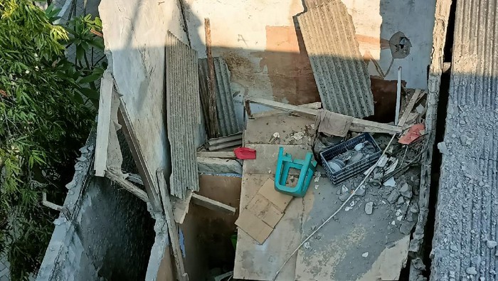 Penampakan rumah ambruk yang timbun ibu dan anak hingga tewas di Jakbar. Penampakan rumah ambruk yang timbun ibu dan anak hingga tewas di Jakbar.