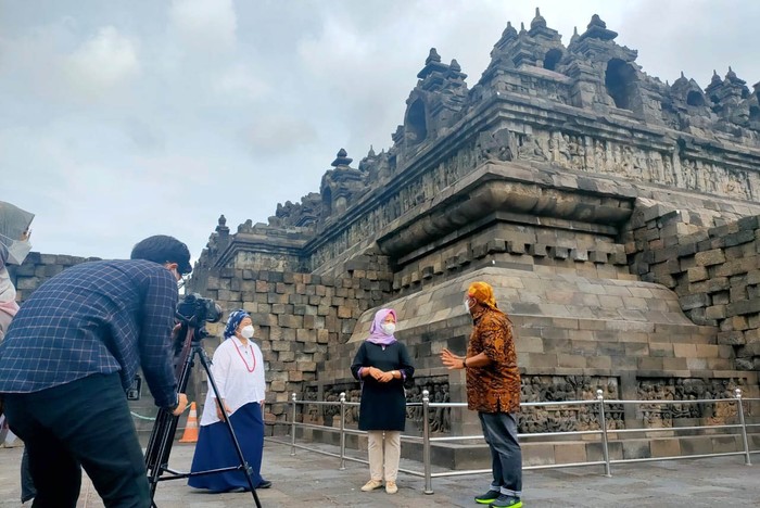 Berbagai kegiatan telah disiapkan jelang pembukaaan Pekan Kebudayaan Nasional 2021 yang jatuh pada Senin (25/10/2021). Pekan Kebudayaan Nasional kali ini mengangkat tema cerlang nusantara pandu masa depan, khususnya yg berkaitan dgn kehebatan kearifan lokal pada sandang, pangan dan papan.