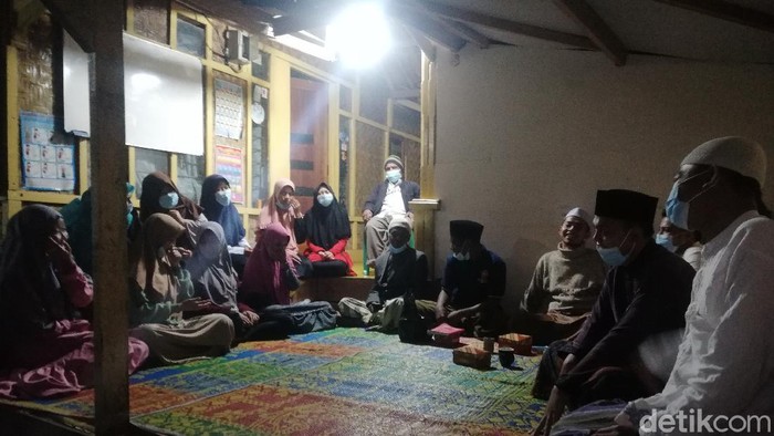 Pimpinan Pesantren, Guru bersama para muridnya sedang berkumpul di Pondok Tahfiz Pesantren Al Yaqin Sumedang.