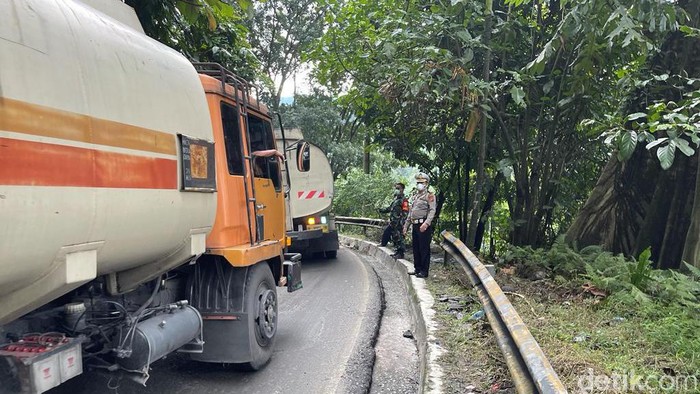 Polisi buka-tutup lalin menuju Berastagi pasca longsor di Sibolangit (Datuk Haris Molana/detikcom)