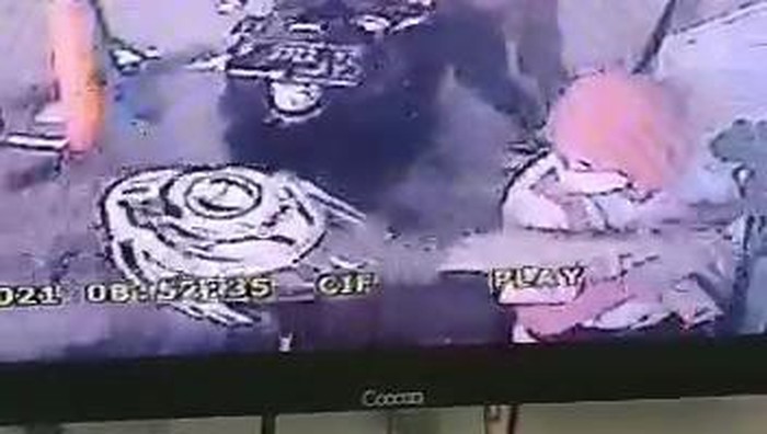 Potongan video CCTV saat aksi penjambretan di SPBU Panembong Cianjur