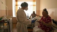 Melansir AP, Di Rivne, salah satu satu kota di Ukraina, rumah sakit dibanjiri dengan pasien COVID-19 di tengah ancaman varian baru virus Corona yang masih melanda berbagai negara dunia, tak kecuali negara-negara di Eropa. AP Photo/Evgeniy Maloletka.