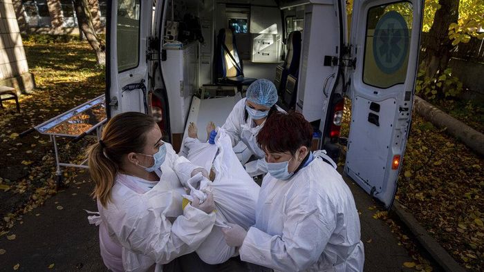 Potret Nakes di Rumania-Ukraina Tak Kenal Lelah Rawat Pasien Corona Virus Corona kembali membayangi sejumlah negara di Eropa. Para tenaga kesehatan di Rumania hingga Ukraina pun terus berjibaku merawat pasien COVID-19.