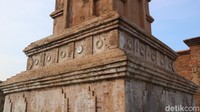 Menara itu terbuat dari bata merah. Ketinggian sekitar 10 meter. Kemiripan hampir 80 persen. (Dian Utoro Aji/detikcom)