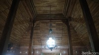 Bangunan menara terdapat lafal ayat-ayat asmaul husna yang terdapat pada piring keramik tertempel di dindingnya.  (Dian Utoro Aji/detikcom)