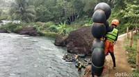 River tubing adalah aktivitas wisata yang biasa dilakukan di sungai, aliran irigasi bahkan sungai yang mengalir di dalam goa. (Rinto Heksantoro/detikcom)