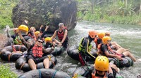 Untuk menjaga keamanan dan keselamatan, sebelum terjun ke sungai traveler diwajibkan mengenakan jaket pelampung, helm, dan sepatu karet. (Rinto Heksantoro/detikcom)