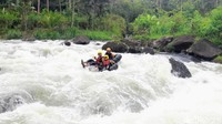 Untuk river tubing, satu ban karet hanya boleh dinaiki oleh satu orang. (Rinto Heksantoro/detikcom)