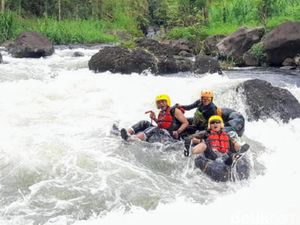 Teriak Sampai Serak, Ini Serunya Main River Tubing di Kebumen!