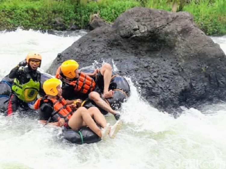 Potret Keseruan River Tubing di Kebumen