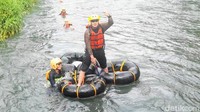 Meski terkesan sedikit ekstrem, namun tak perlu khawatir lantaran sepanjang perjalan susur sungai, kita didampingi oleh tim rescuer atau penyelamat yang handal. (Rinto Heksantoro/detikcom)