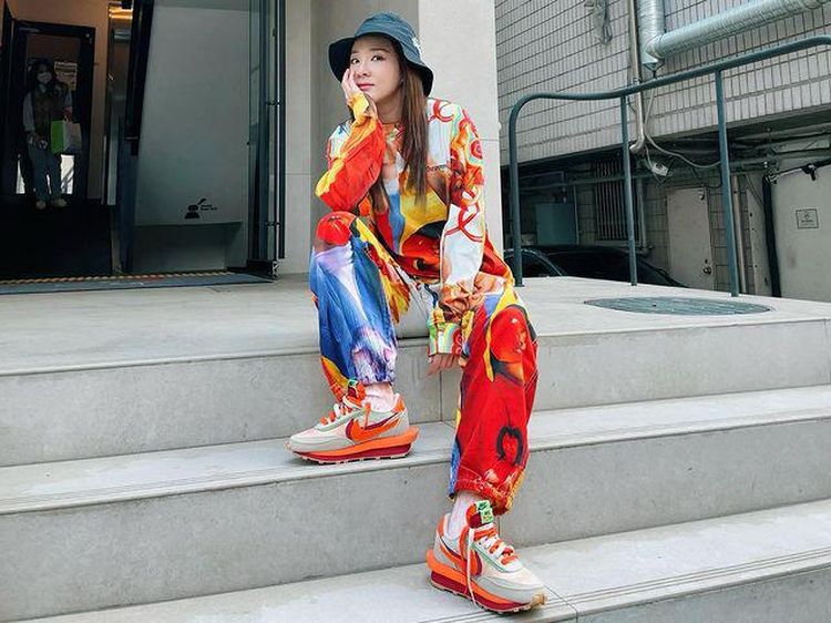 Gaya Modis Sandara Park Pakai Sneakers, Nggak Kayak 36 Tahun!
