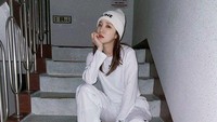 Perpaduan busana yang dikenakan Sandara Park selalu membuatnya awet muda. Foto: (dok. Instagram @daraxxi)