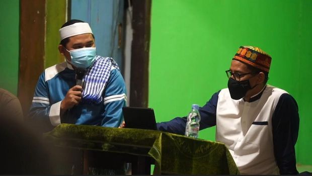 Sandiaga dalam lawatannya ke ponpes di Aceh.
