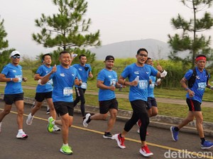 PPKM Level 2, Sandiaga Lari Bareng di Kota Baru Parahyangan