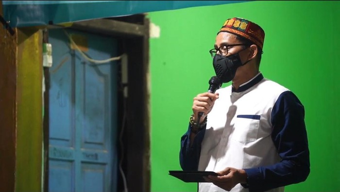 Sandiaga dalam lawatannya ke ponpes di Aceh.