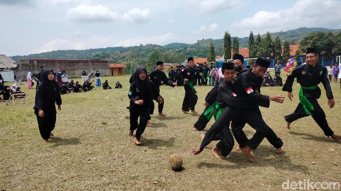 Santri di Kuningan bermain sepak bola durian.