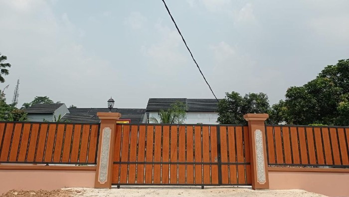 Satpol PP Kota Depok menyegel kembali Sekretariat Ahmadiyah di Jalan Raya Muchtar, Kelurahan Sawangan Baru, Sawangan, Jawa Barat. Satpol PP Kota Depok menyegel kembali Sekretariat Ahmadiyah di Jalan Raya Muchtar, Kelurahan Sawangan Baru, Sawangan, Jawa Barat.