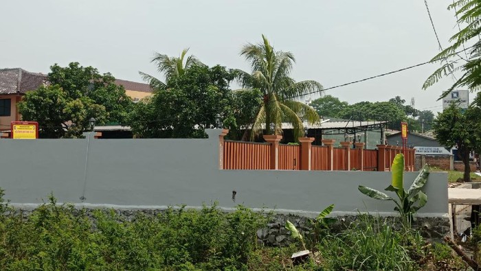 Satpol PP Kota Depok menyegel kembali Sekretariat Ahmadiyah di Jalan Raya Muchtar, Kelurahan Sawangan Baru, Sawangan, Jawa Barat.