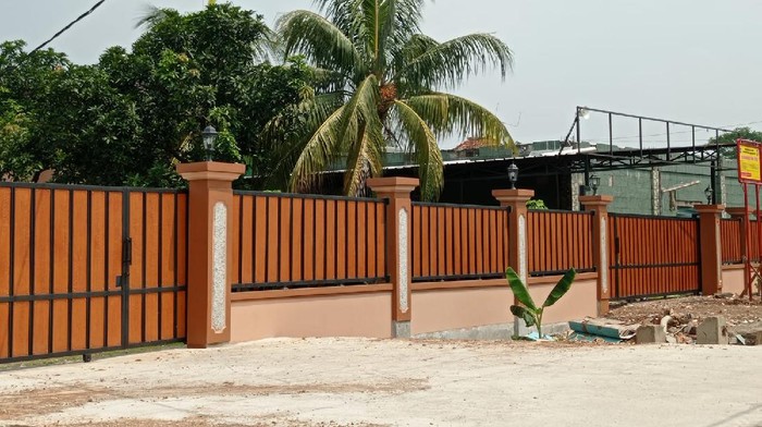 Satpol PP Kota Depok menyegel kembali Sekretariat Ahmadiyah di Jalan Raya Muchtar, Kelurahan Sawangan Baru, Sawangan, Jawa Barat.