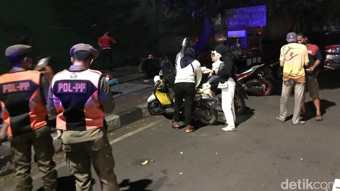 Satpol PP tertibkan pedagang Sate Taichan di Senayan