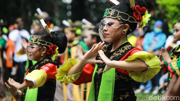 Sejumlah penari menampilkan tarian Ibing Pencug Ewag di Gunung Puntang, Kabupaten Bandung.